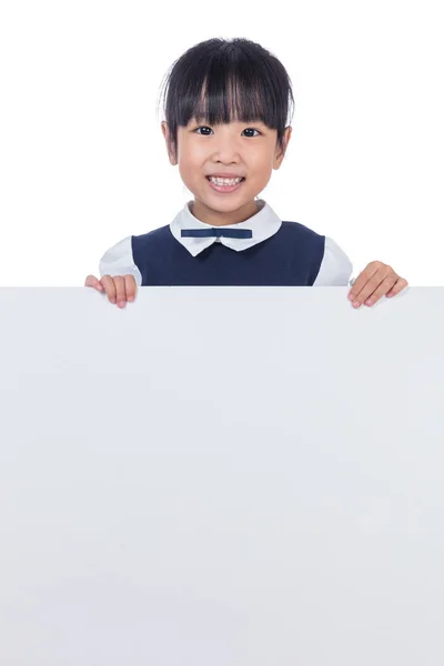 Aziatische Chinese meisje gluren achter wit bord — Stockfoto
