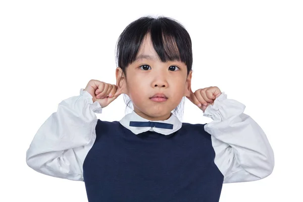 Asyalı küçük Çinli kız kulakları çekerek — Stok fotoğraf