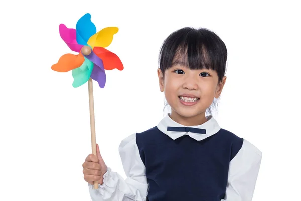 Aziatische Chinees meisje spelen kleurrijke Pinwheel — Stockfoto