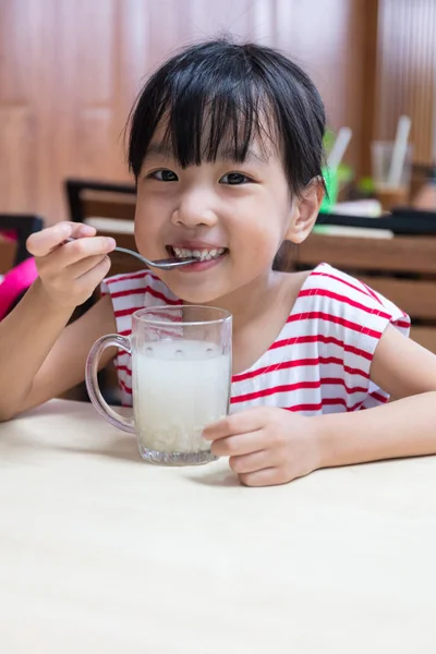 Asiatiska kinesiska lilla flickan dricka dryck — Stockfoto