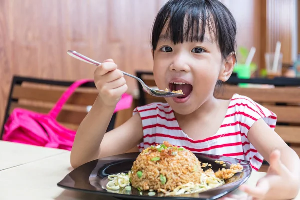 Asiático chinês menina comer frito arroz — Fotografia de Stock