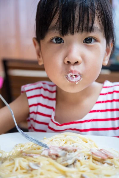 Asian Chinese little girl eating spaghetti — Stock Photo, Image