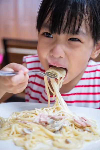 Asiático chinês menina comer espaguete — Fotografia de Stock