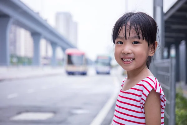 Asijská Čínská holčička, čekání na autobus — Stock fotografie
