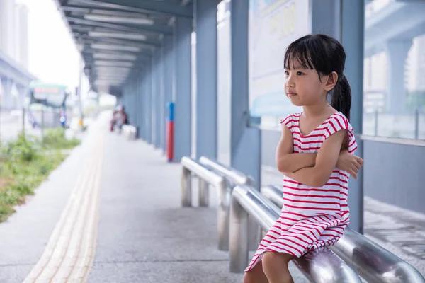 Asiatique chinois petite fille en attente pour un bus — Photo