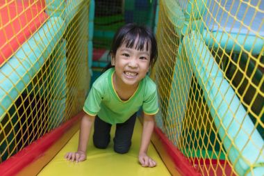 Asyalı Çinli küçük kız slayt oynamaya