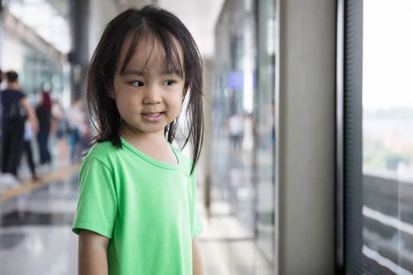 Asyalı Çinli küçük kız transit bekliyor — Stok fotoğraf