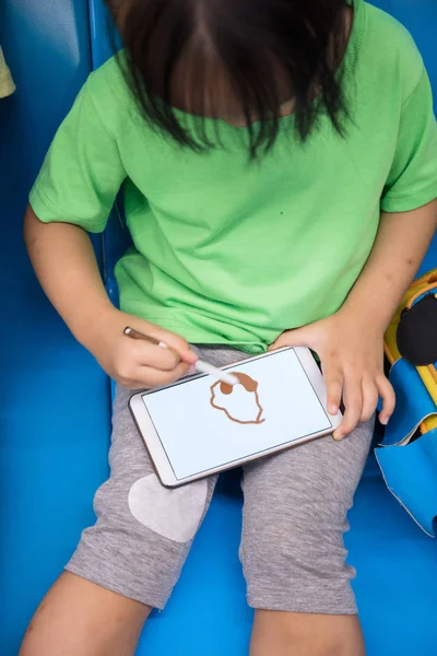 Asiática china niña jugando inteligente teléfono — Foto de Stock