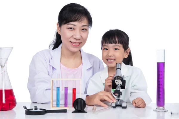 Ασιατική Κινέζικη δάσκαλος και μικρό κορίτσι φοιτητής εργάζεται με μικρο — Φωτογραφία Αρχείου