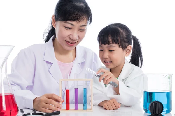 Asiática china profesora y poco estudiante chica trabajando con prueba — Foto de Stock