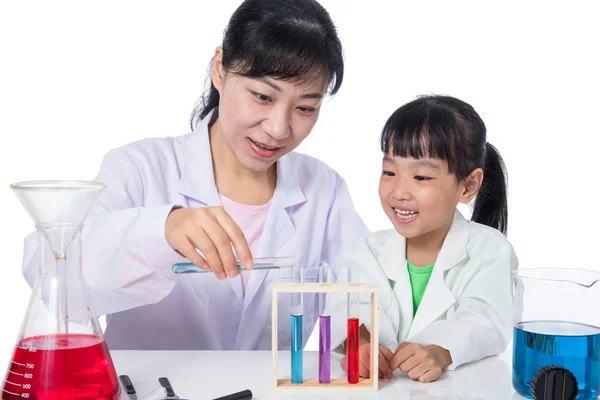 Asiática china profesora y poco estudiante chica trabajando con prueba — Foto de Stock