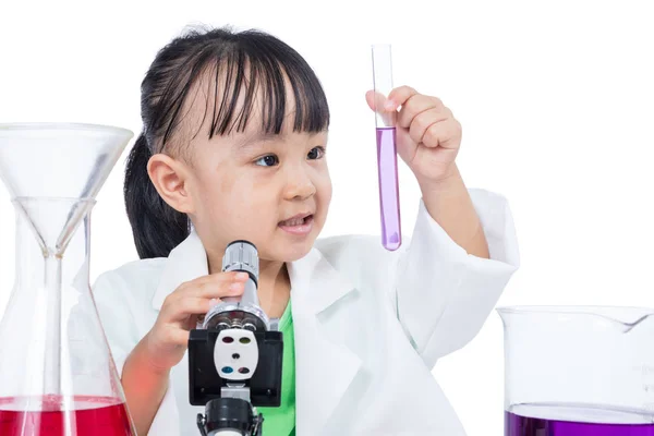 Asiatico cinese bambina working con microscopio — Foto Stock
