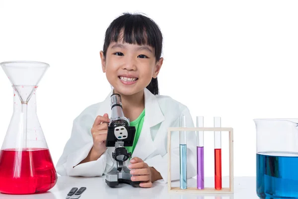 Asiatiska kinesiska lilla flickan arbetar med Mikroskop — Stockfoto