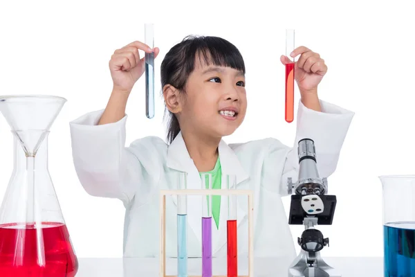 Asiática china niña trabajando con test tube — Foto de Stock