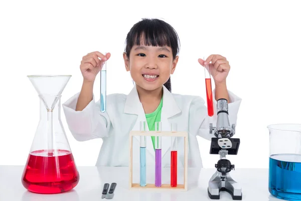 Asiática china niña trabajando con test tube — Foto de Stock