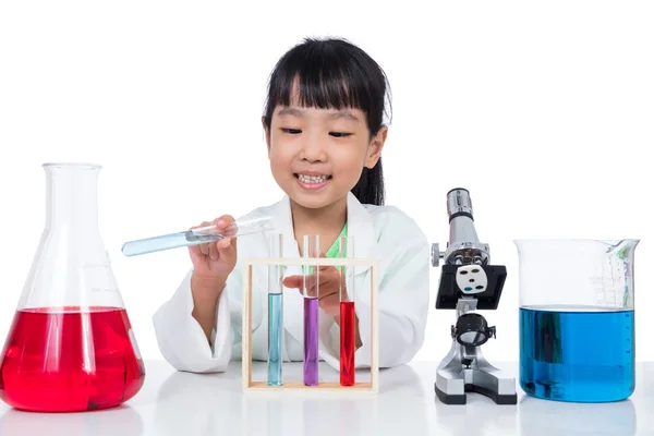 Asiatico cinese bambina working con test tube — Foto Stock