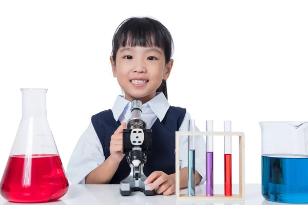 Asiática china niña trabajando con microscopio — Foto de Stock
