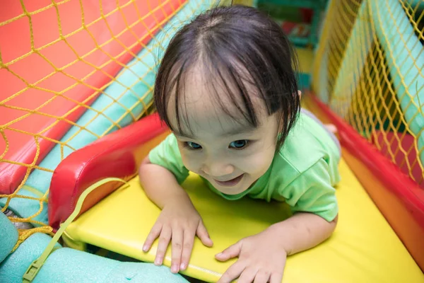 Asiática china niña jugando diapositiva — Foto de Stock