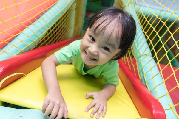 Asiática china niña jugando diapositiva — Foto de Stock