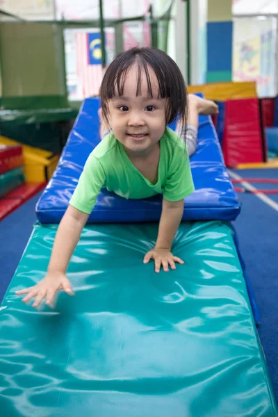 Asyalı Çinli küçük kız tek başına oynarken