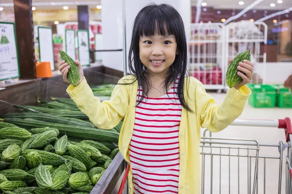 Азиатская маленькая китаянка выбирает овощи — стоковое фото