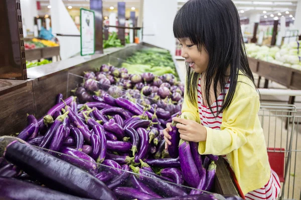 Asiatische kleine chinesische Mädchen Auswahl Gemüse — Stockfoto