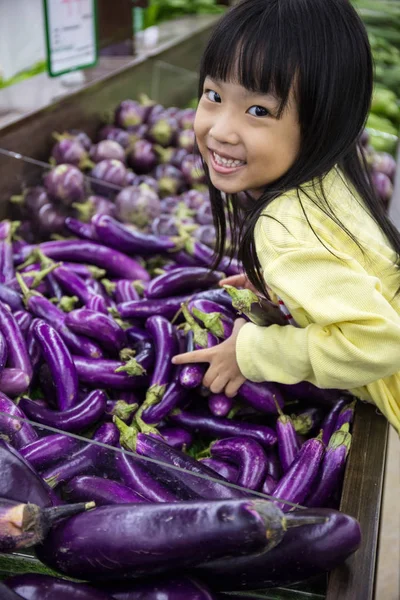 Asiatische kleine chinesische Mädchen Auswahl Gemüse — Stockfoto