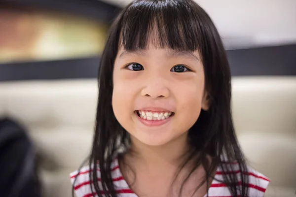 Mutlu Asyalı Çinli küçük kız — Stok fotoğraf