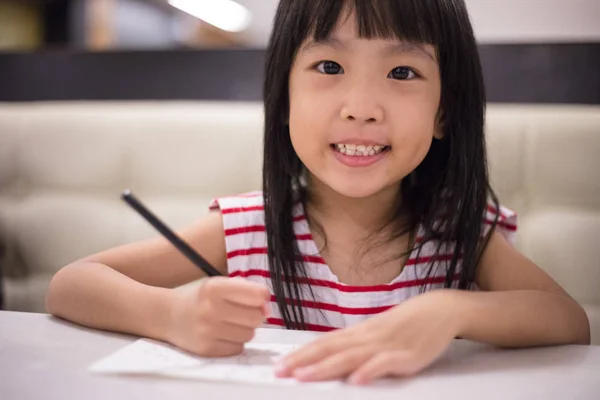 Asiatische chinesische Mädchen Zeichnung auf Papier — Stockfoto