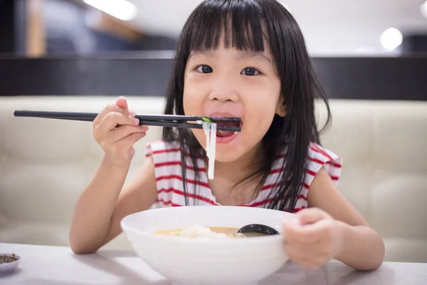 Asiatiska liten kinesisk flicka äter nudlar soppa — Stockfoto