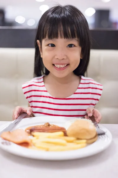 Asiatique petite fille chinoise manger de la nourriture occidentale — Photo
