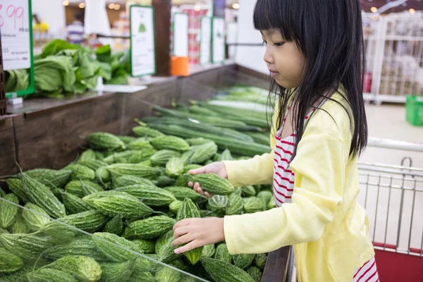 Asiatische kleine chinesische Mädchen Auswahl Gemüse — Stockfoto