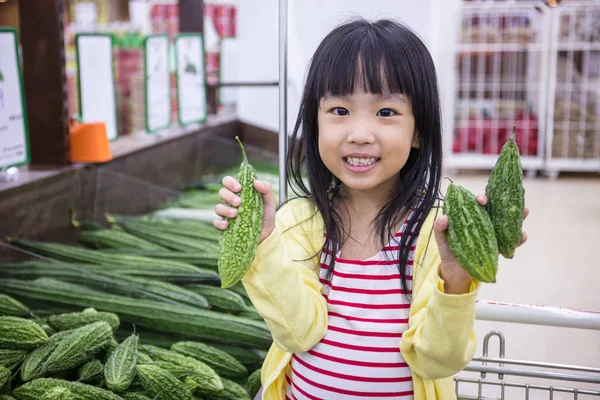 Asiática poco china chica elegir verduras — Foto de Stock