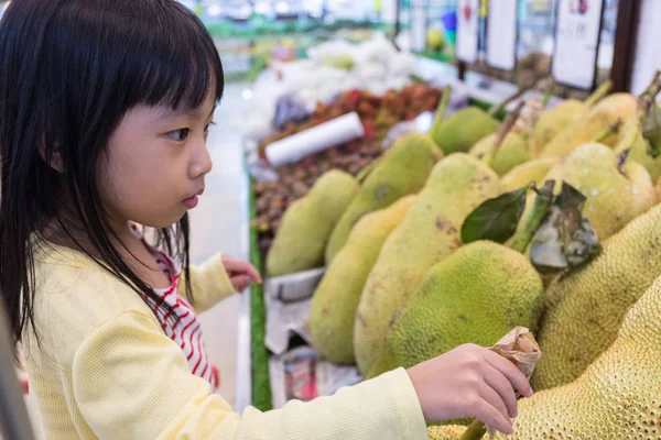 Asiática poco china chica elegir frutas — Foto de Stock