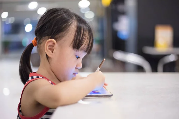 Asiático chino niña jugando smartphone — Foto de Stock