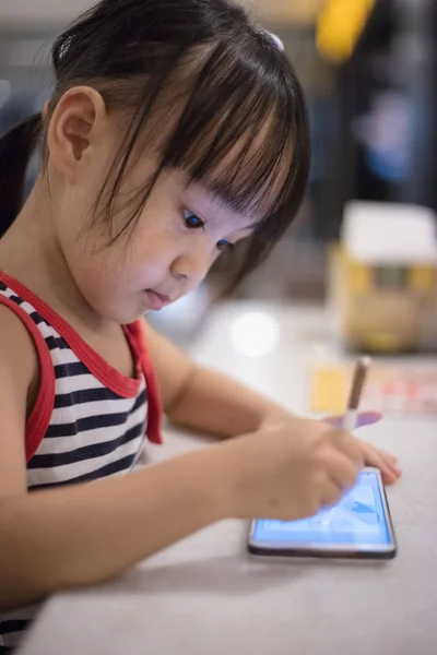 Asiático chino niña jugando smartphone — Foto de Stock