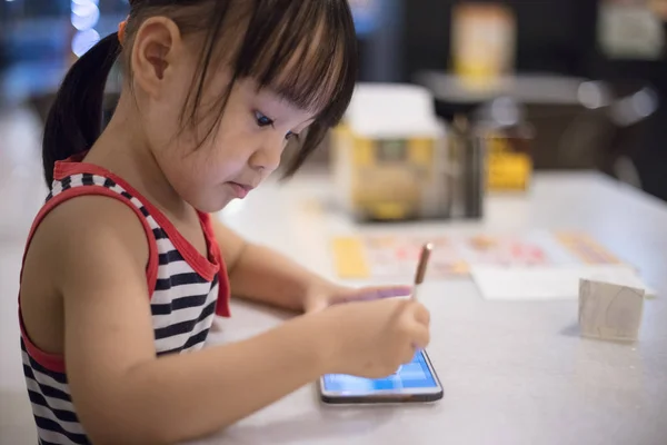 Asiático chino niña jugando smartphone — Foto de Stock