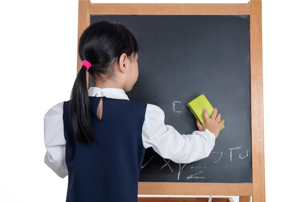 Asian Chinese little girl wiping the blackboard — Stock Photo, Image