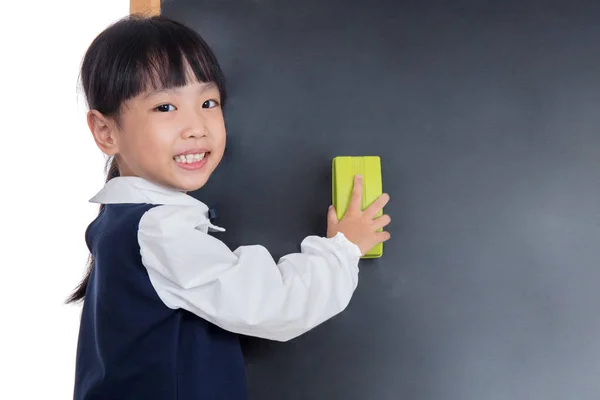 Asyalı Çinli küçük kız blackboard silme — Stok fotoğraf