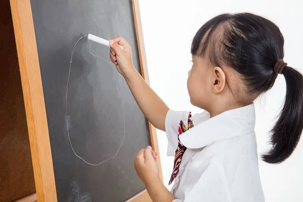 Asyalı Çinli küçük kız yazı tahtası üzerinde çizim — Stok fotoğraf