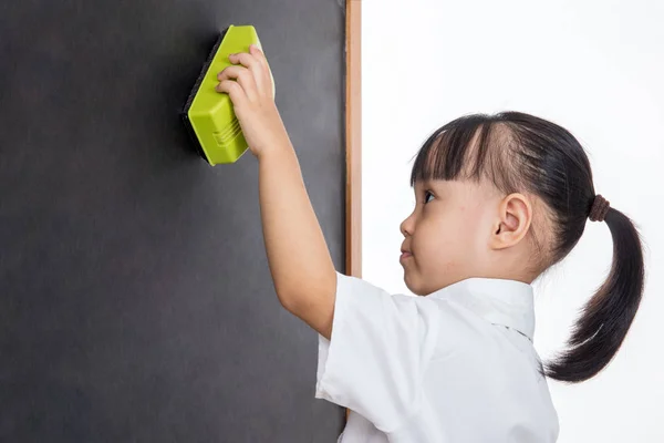 Asiatico cinese bambina wiping il lavagna — Foto Stock