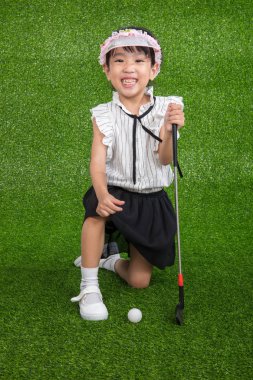 Asyalı Çinli küçük kız golf oynamak