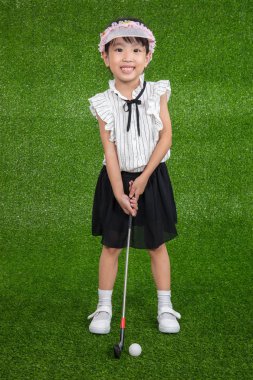 Asyalı Çinli küçük kız golf oynamak