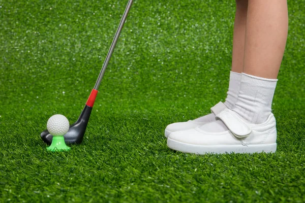 Крупный план игрока в гольф с клюшкой и мячом — стоковое фото
