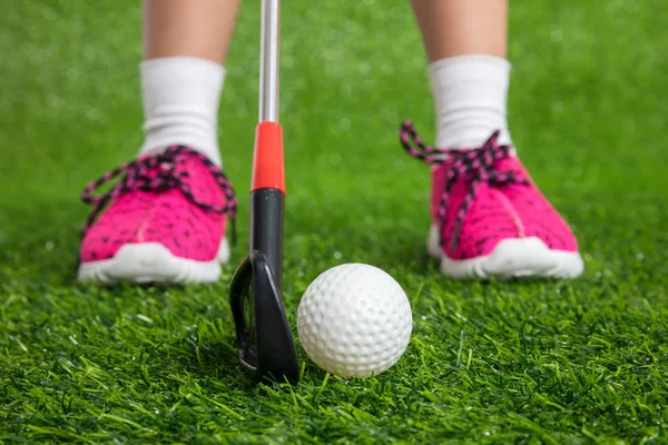 Zbliżenie, dziecko golfistów z kulą i piłka — Zdjęcie stockowe