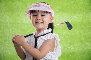Asyalı Çinli küçük kız golf oynamak