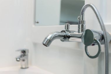 Krom banyo duş musluk-in yakın çekim