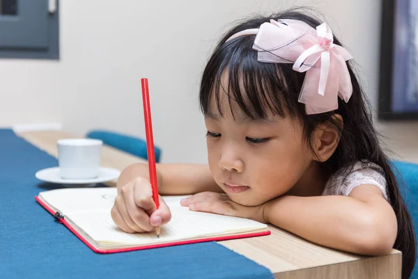 Asiatische kleine chinesische Mädchen schreiben Hausaufgaben — Stockfoto