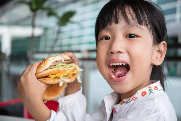 Asiática china niña comiendo hamburguesa — Foto de Stock