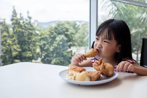 Asiatique chinois petite fille manger frit poulet — Photo